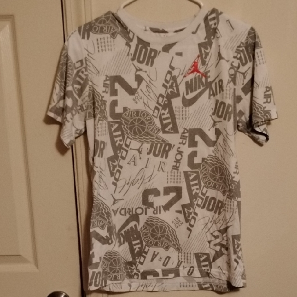 Nike/Air Jordan White and Gray Graphic Tee Short Sleeve
